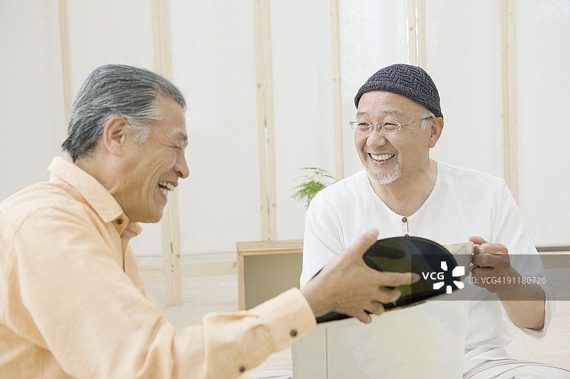 正在聊天的年长男人们，面带微笑图片素材