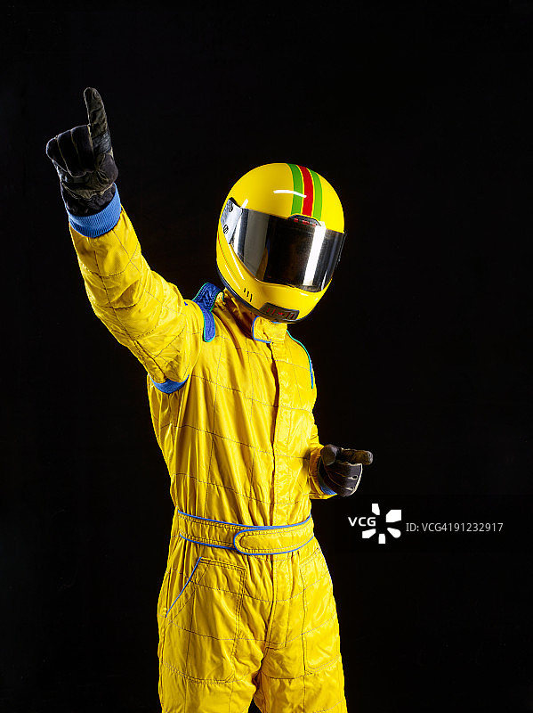 在黑色背景上庆祝胜利的赛车手图片素材