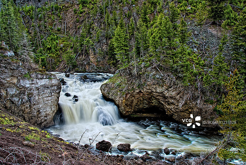 黄石公园火洞河瀑布图片素材