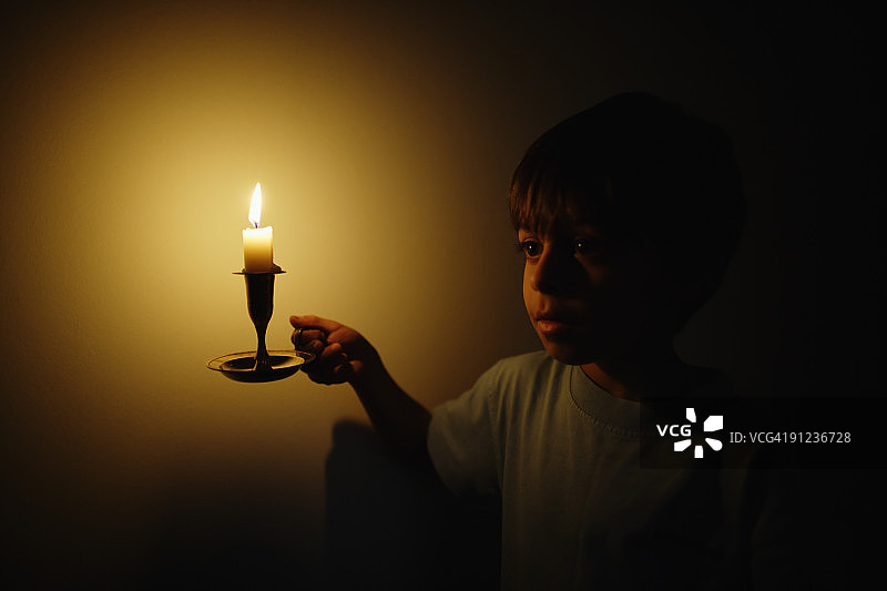 男孩拿着蜡烛图片素材