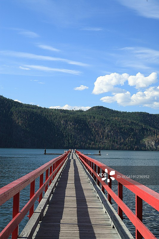 湖上的木制码头图片素材
