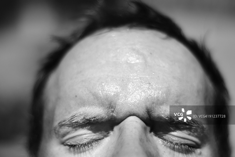 男人眯眼图片素材