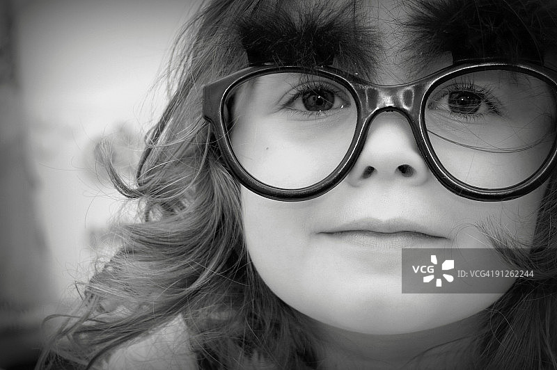 戴着格劳乔·马克斯眼镜的小女孩图片素材