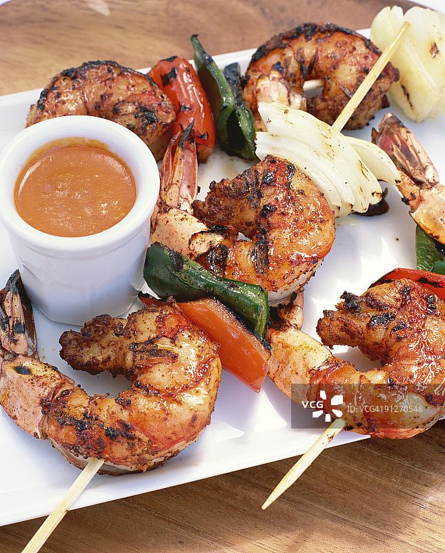 烤巴斯克虾串配罗马酱图片素材