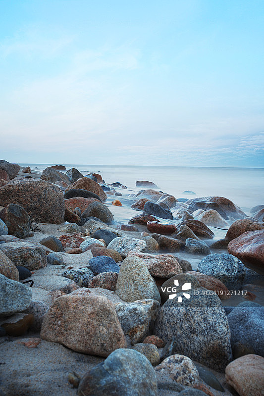 罗德岛州布洛克岛豪宅海滩上的彩色岩石图片素材