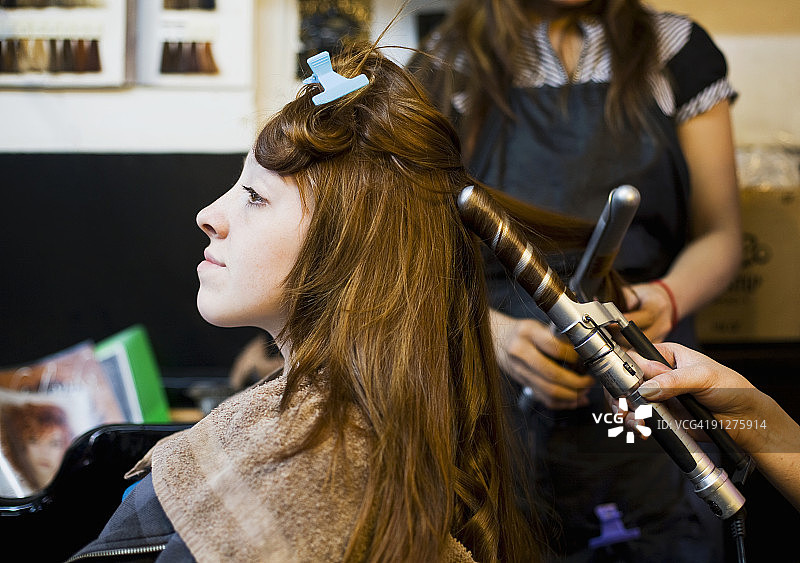 少女在沙龙做发型图片素材