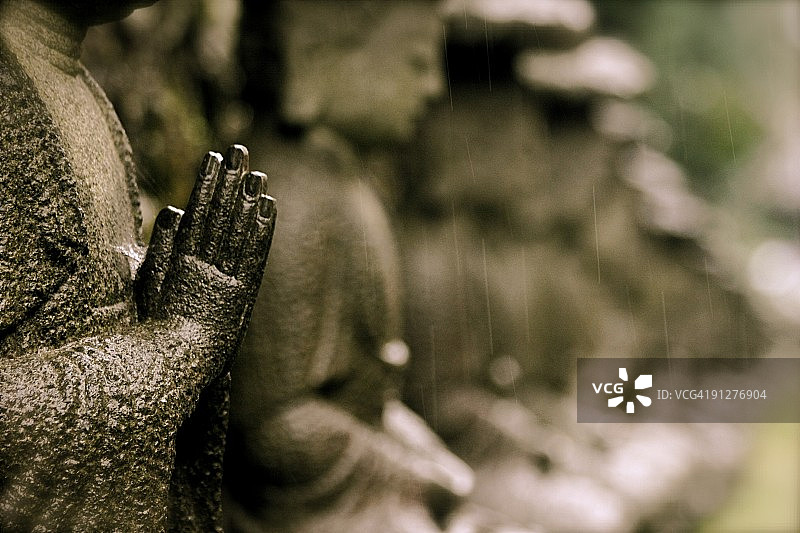 当太阳不再照耀时，是祈祷的时刻图片素材