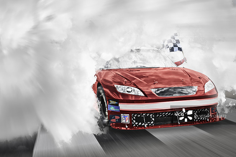 纳斯卡赛车手冲破烟雾图片素材