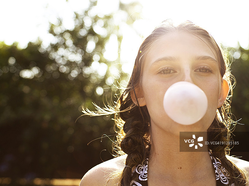 吹泡泡糖的女孩图片素材