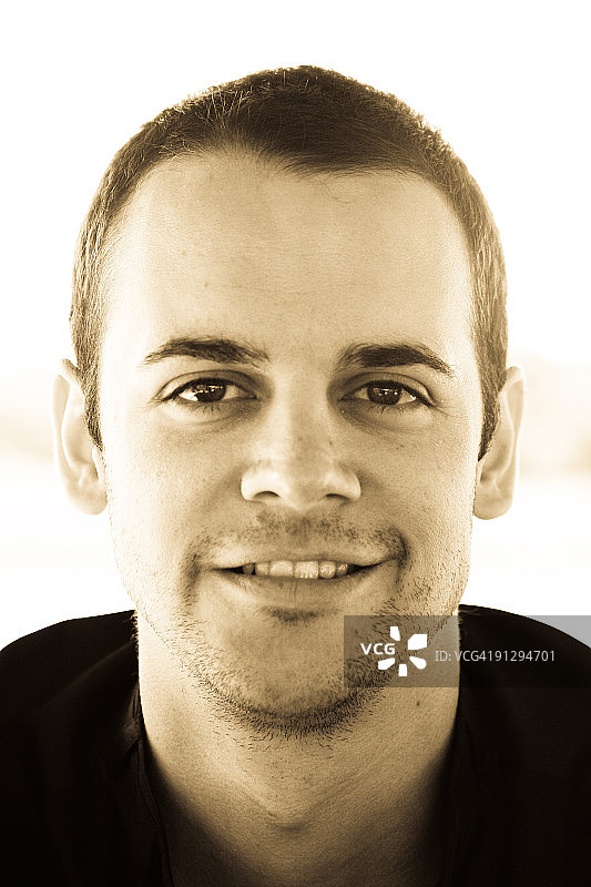 黑白复古照片中的年轻男子图片素材