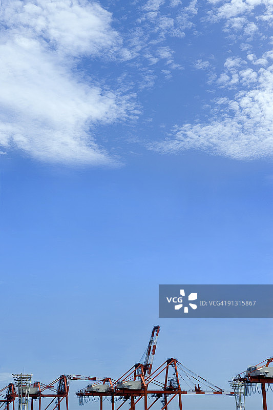 漂浮在天空中的重型设备图片素材