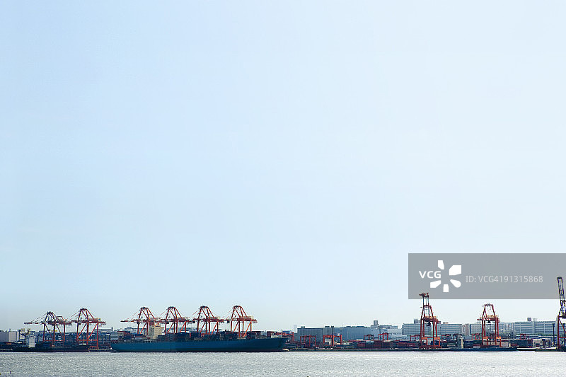 漂浮在海上的仓库街道图片素材