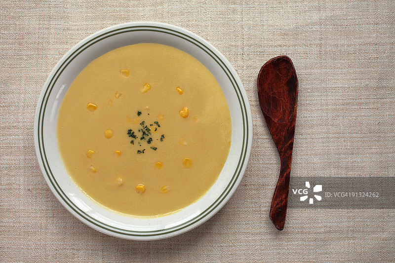 一碗玉米浓汤和木勺图片素材