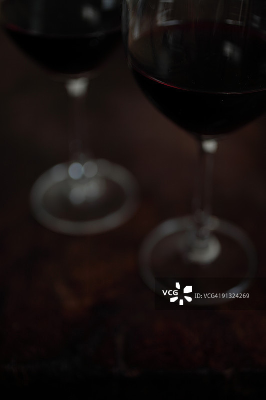 桌子上的红酒杯图片素材