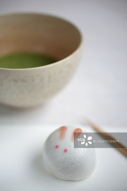 一杯抹茶粉和日式糕点图片素材
