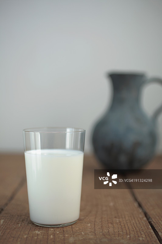 玻璃杯牛奶与奶罐图片素材