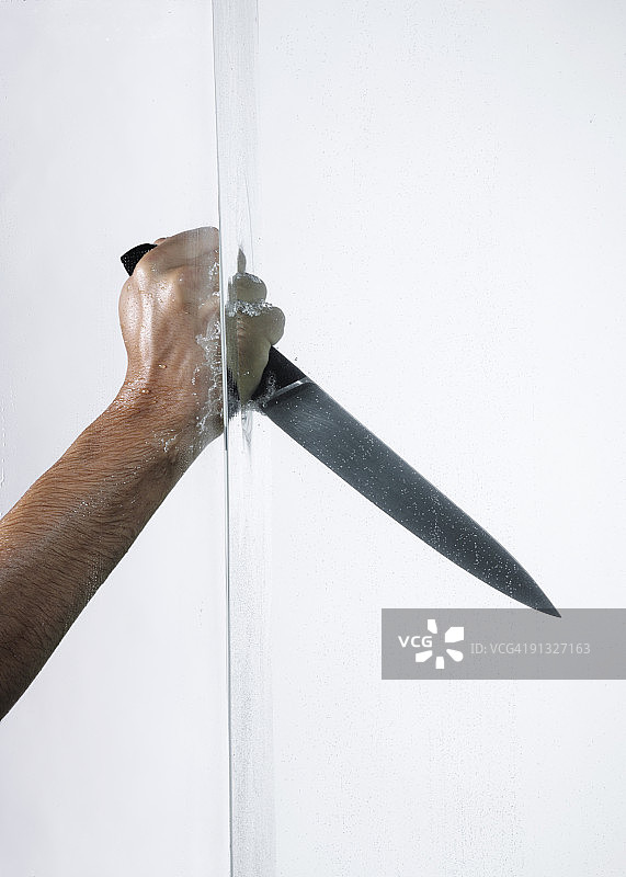手持刀切割水面图片素材