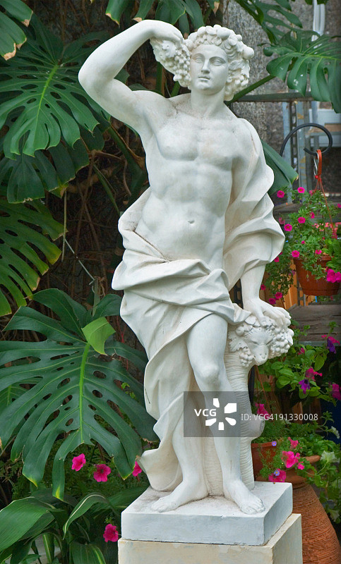花园里的古代雕像图片素材