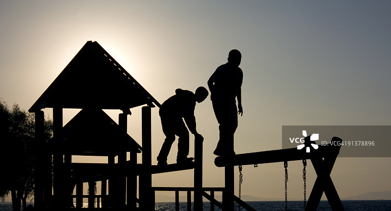 儿童玩耍剪影，真人成人照片图片素材