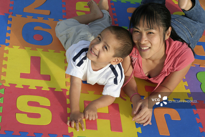 母亲和儿子图片素材