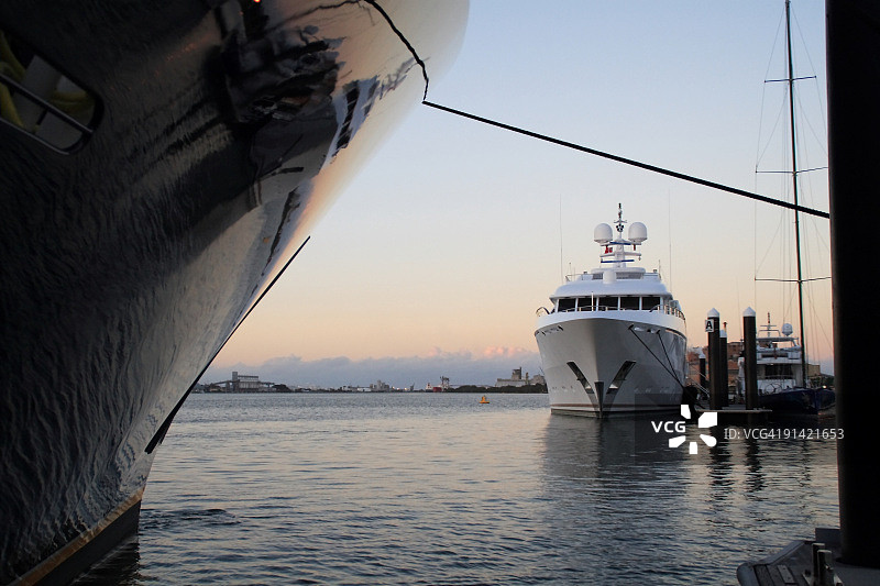 码头上的游艇图片素材