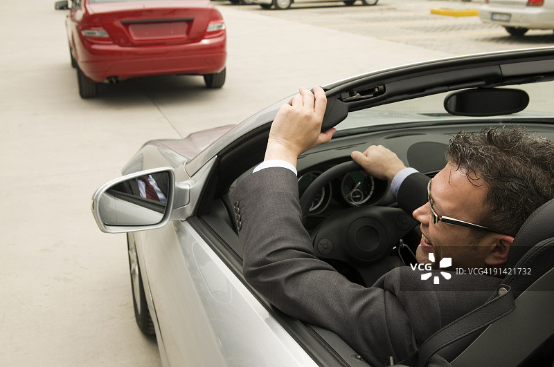 驾驶敞篷车的男人图片素材