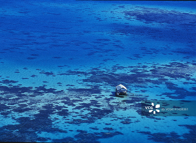 法属波利尼西亚塔哈岛附近的渔民家庭图片素材