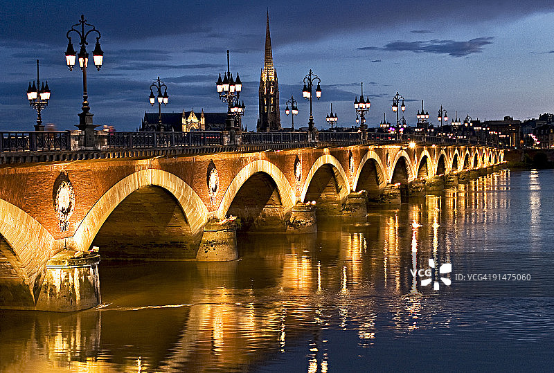 皮埃尔桥、圣米歇尔大教堂和塔楼图片素材