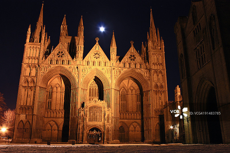 雪夜中的彼得伯勒大教堂图片素材