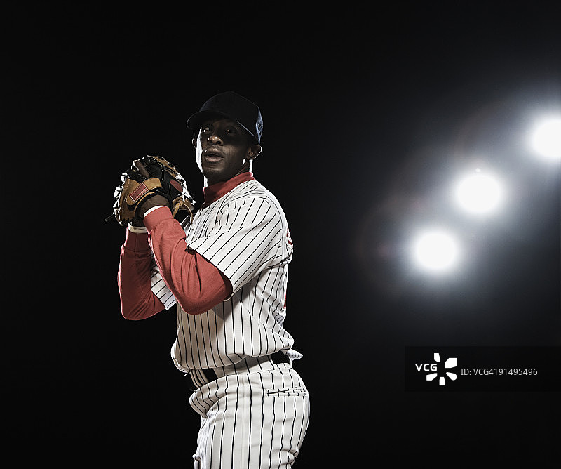 投球的非洲棒球运动员图片素材