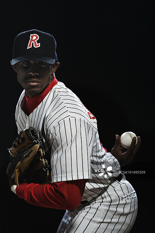 投球的非洲棒球运动员图片素材