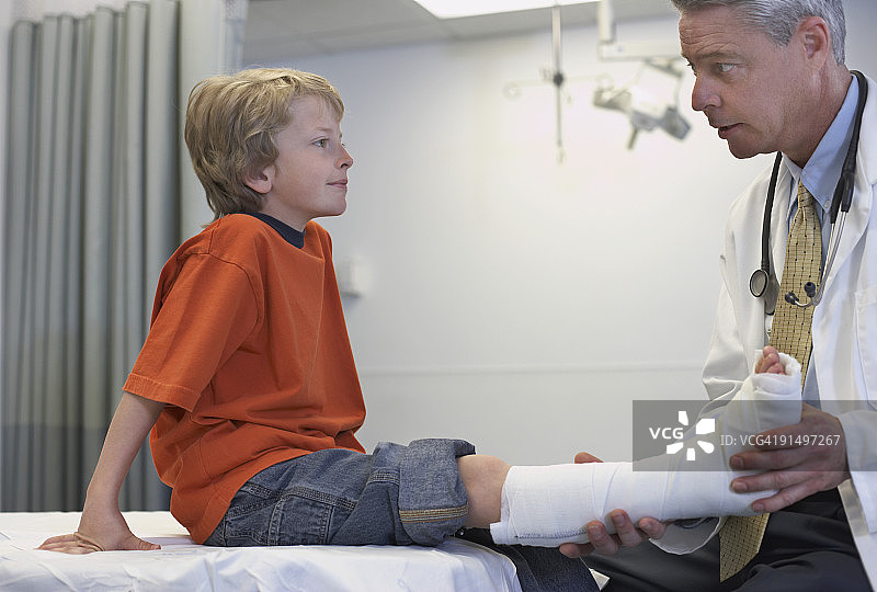 男医生检查骨折男孩图片素材