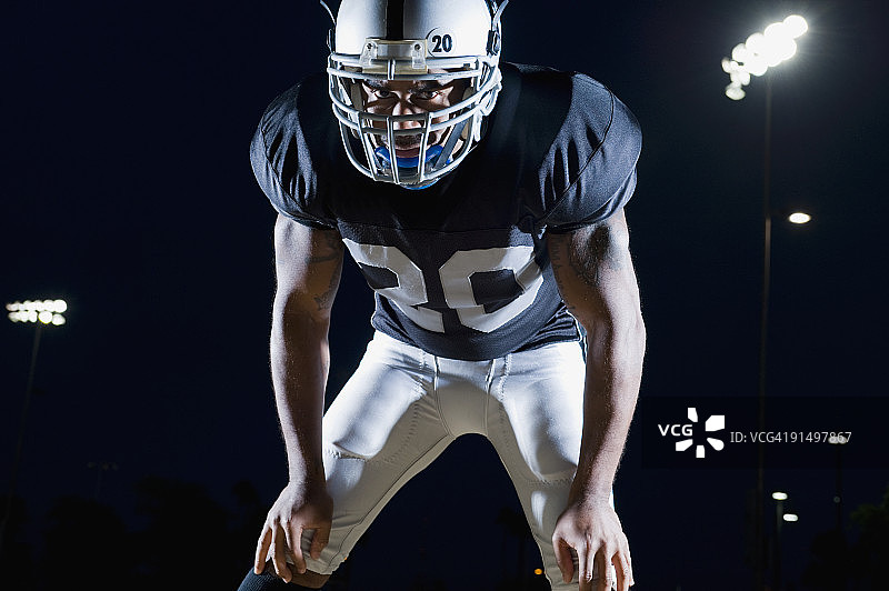 身穿制服和头盔的非洲足球运动员图片素材