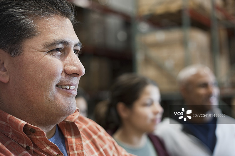 仓库中的工人图片素材