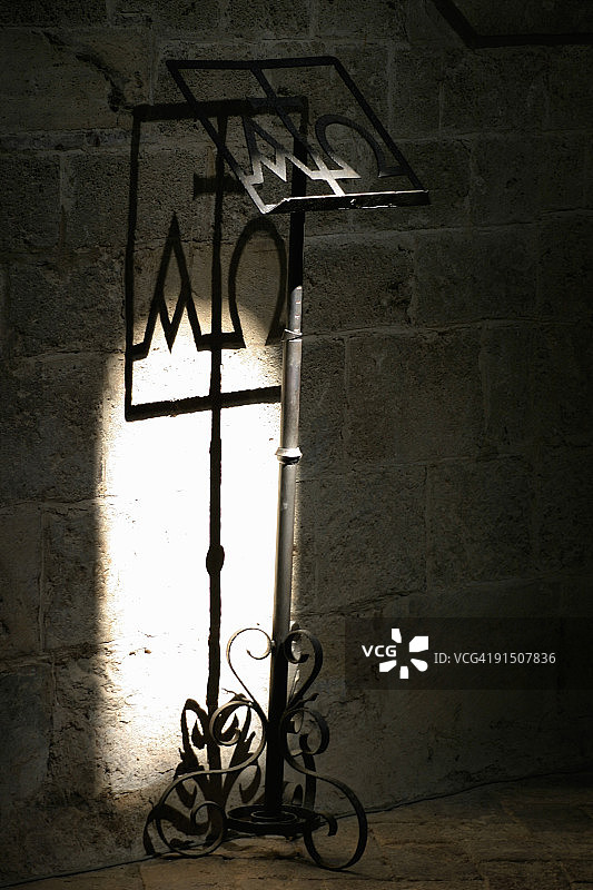 阳光照耀的石墙前的教堂诵经台图片素材