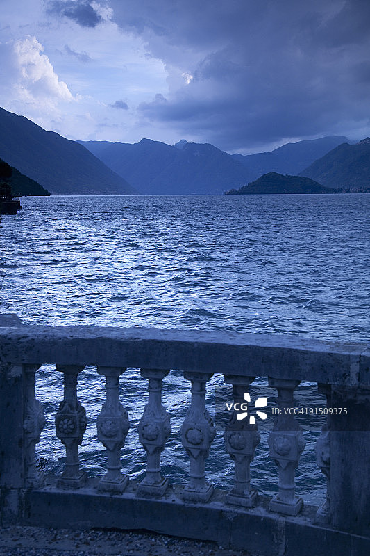 暴风雨湖泊的黄昏景色图片素材