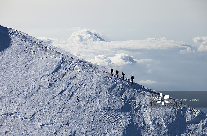 攀岩者攀登鹦鹉峰图片素材