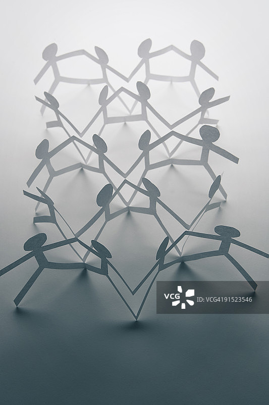 白色背景上的白色纸链娃娃图片素材