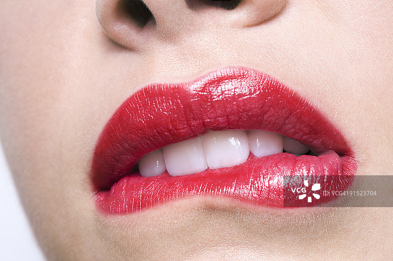 女子咬嘴唇特写图片素材