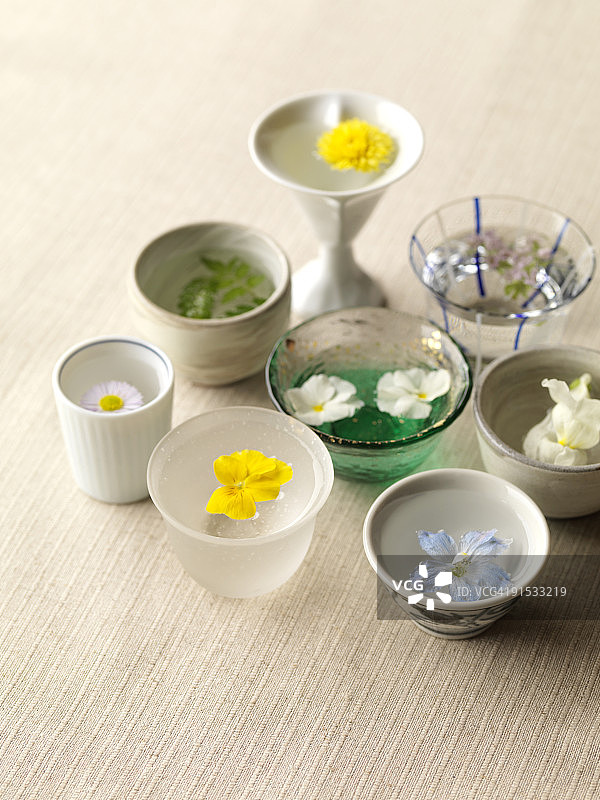 玻璃杯中漂浮的鲜花图片素材