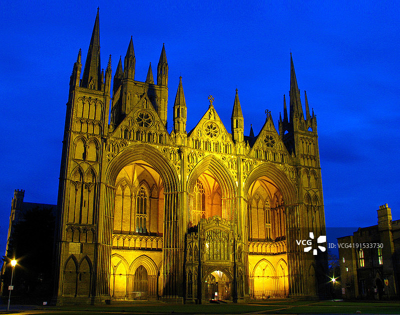 夜幕下的彼得伯勒大教堂图片素材