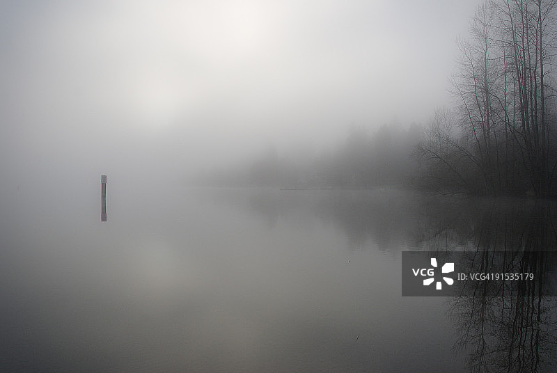 雾日湖面日出图片素材