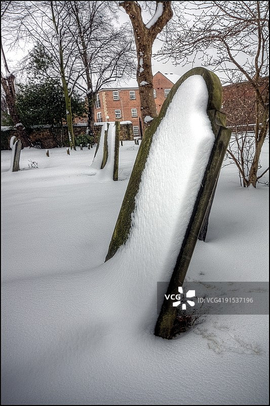 被雪覆盖的古老墓碑图片素材