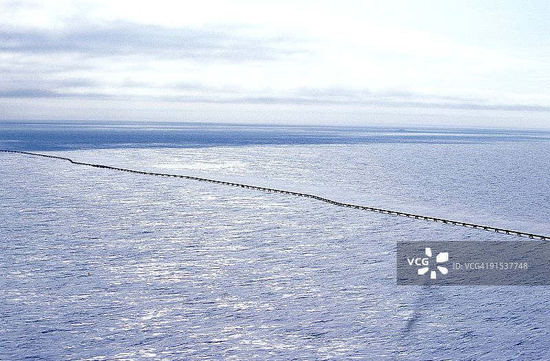 普拉德霍湾附近的阿拉斯加输油管道图片素材