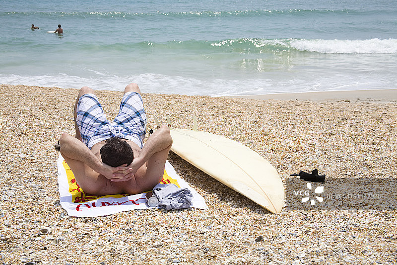 冲浪者观看儿童冲浪图片素材