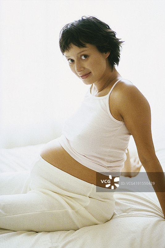 孕妇微笑肖像图片素材