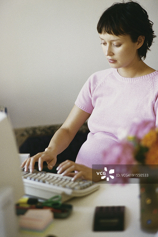 女人在键盘上打字图片素材