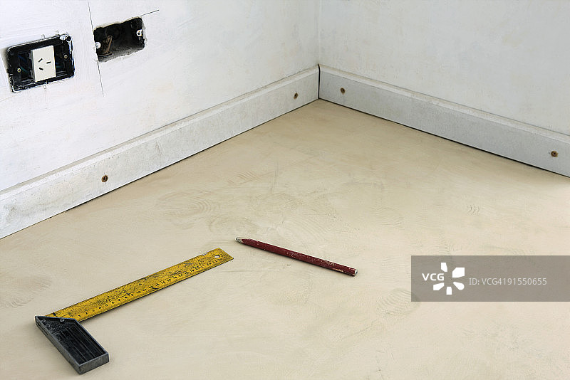 丁字尺、地板上的铅笔、未完成的电源插座图片素材