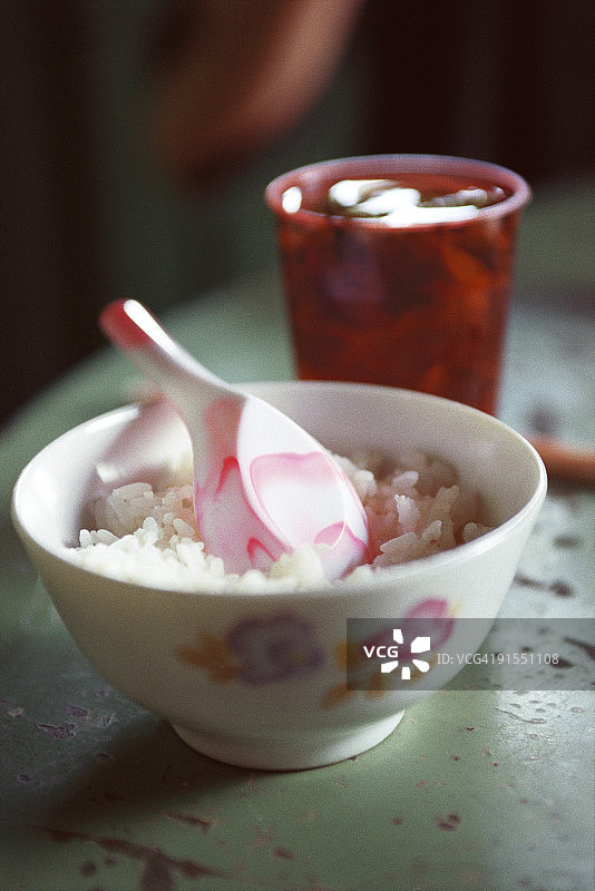 带勺子的白米饭图片素材