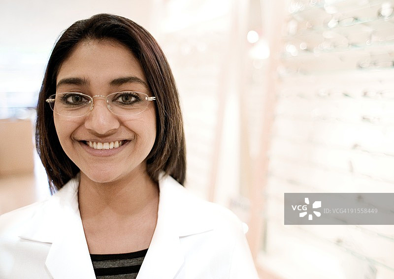 戴眼镜的验光师图片素材